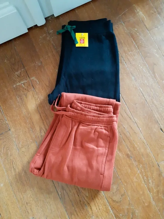 Deux joggings neufs 12ans garçon
