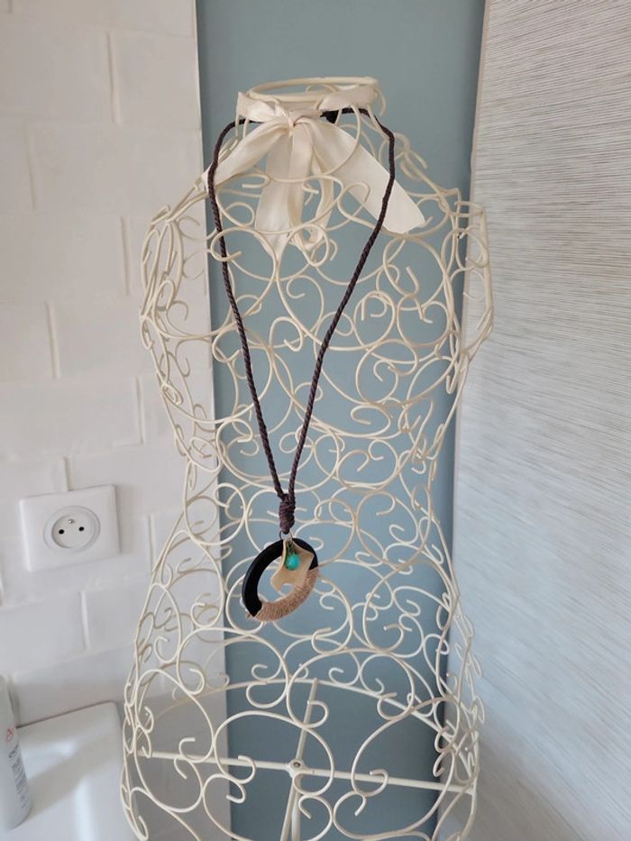Collier sautoir pendentif rond avec perle en forme de goute bleu turquoise