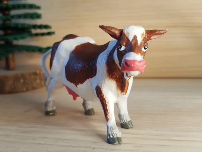 Delta sport vache marron et blanche Figurine animal de la ferme