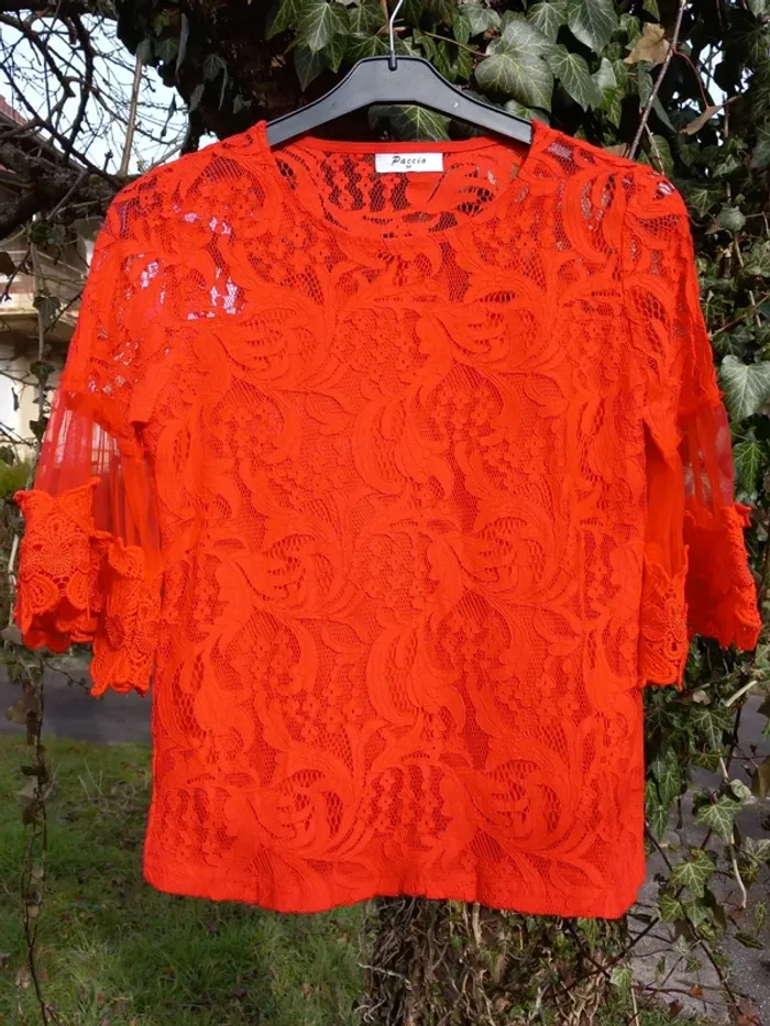 Chemisier voile et dentelle taille 38 rouge, très tendance avec les beaux jours