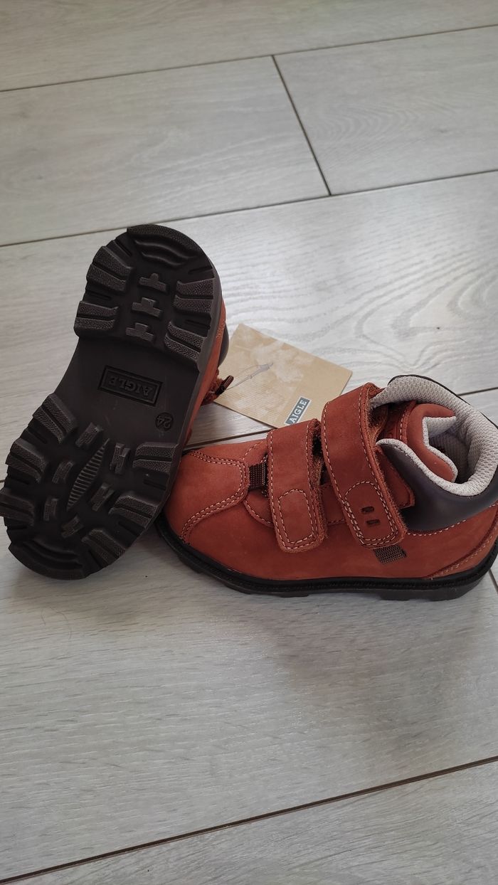 Chaussures de randonnée Aigle cuir neuves taille 24 - photo numéro 2