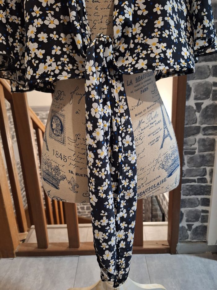 Boléro court avec pans à nouer noir à fleurs blanches - photo numéro 3