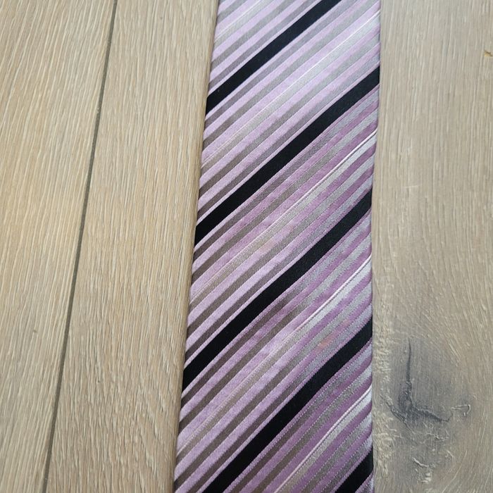 Très jolie cravate violet et noir, en soie. Marque Celio club - photo numéro 2