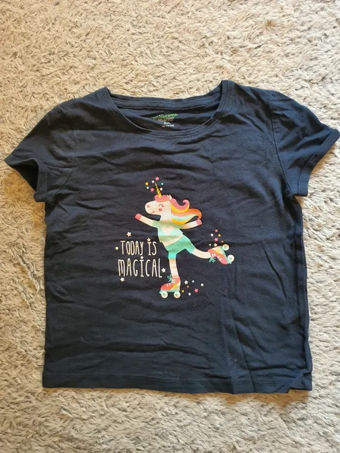 Tee-shirt licorne taille 5 ans.