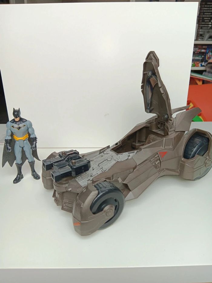 Figurine et véhicule mattel batman et sa voiture taille de la batmobile 35cm batman 15cm