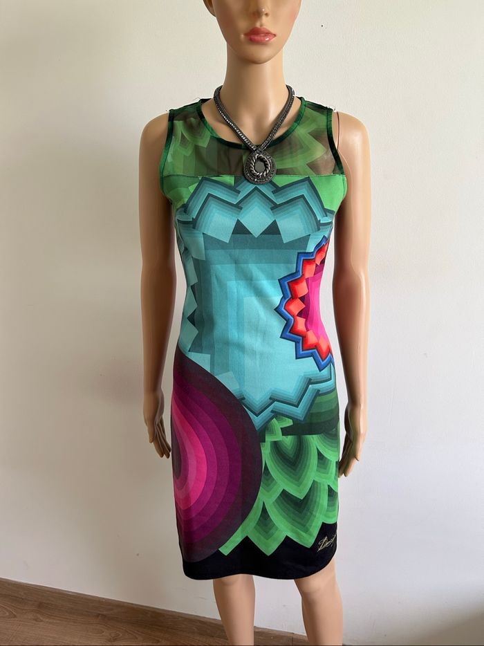 Robe noire et imprimée sans manches Desigual taille S bon état