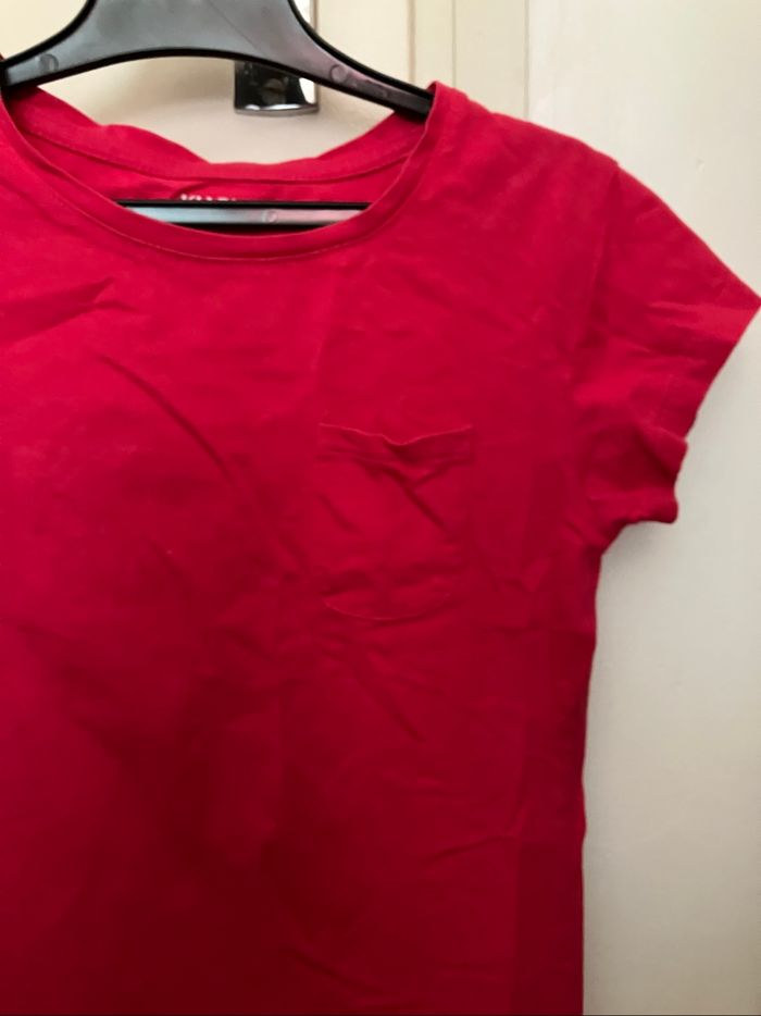 T-shirt fushia Kiabi 7/8 ans (1€) - photo numéro 2