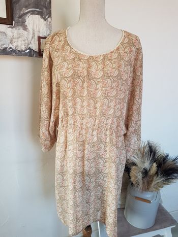 Robe transparente tons beiges et roses. manche courtes chauve souris. Okeysi. Taille XL.