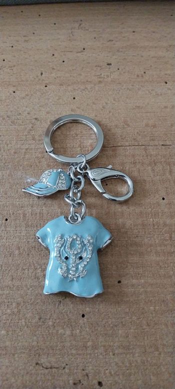 Porte clef, bijoux sac forme tee shirt et casquette bleu et strass
