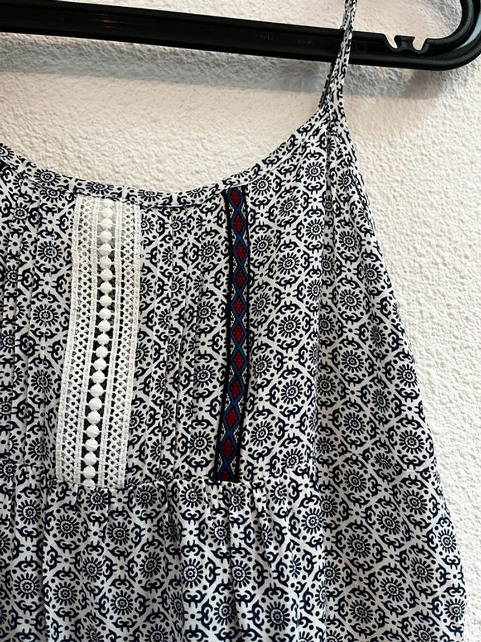 Haut fines bretelle oversize blanc motif foulard bleu marine et détails broderie - photo numéro 3