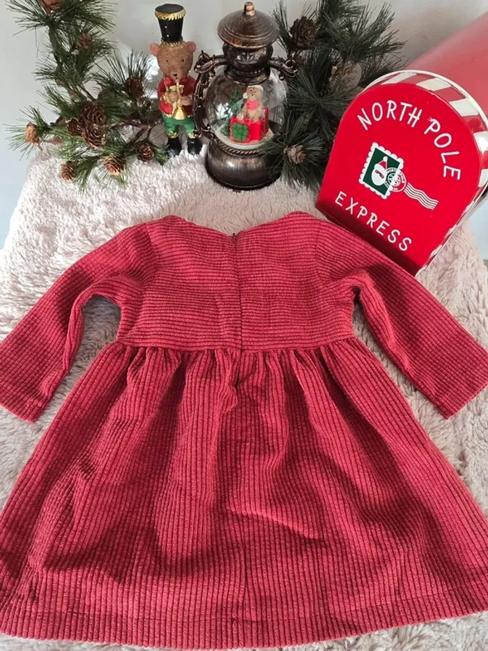 Adorable robe bébé en velours côtelé rouge - photo numéro 2
