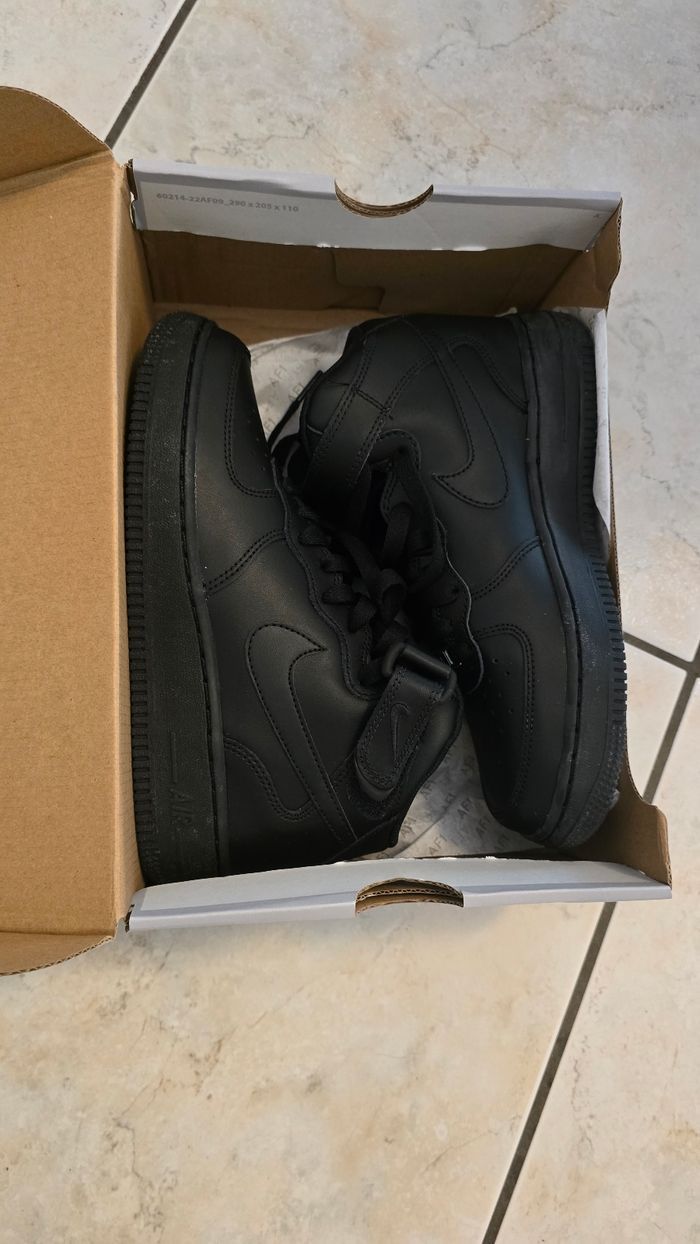 (Neuves non portées) 🏷🥰😍 superbes  baskets NIKE  AIR FORCE ONE Pointure 37.5 unisex 😍🥰 - photo numéro 9