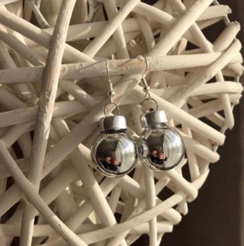 Boucles d’oreilles boules de Noël argentées