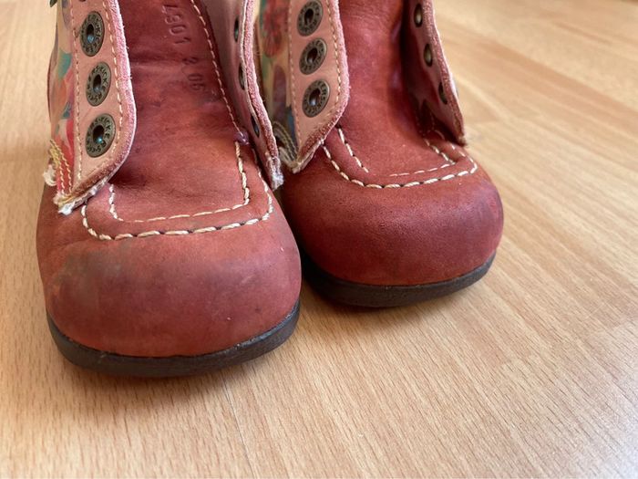 Belle paire de chaussures/bottines en cuir Kickers rose avec hologramme T. 21 fille - photo numéro 4