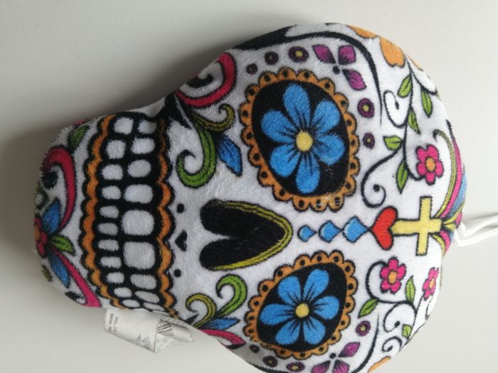 coussin peluche tête de mort - photo numéro 3