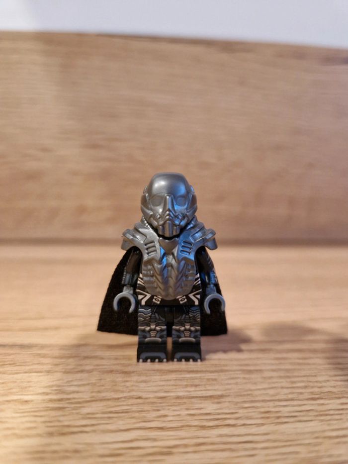 Figurine type lego Général Zod DC Comics