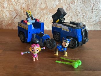 Camion de Police 2 en 1 de Chase Transformable Split-Second avec 2 Figurines