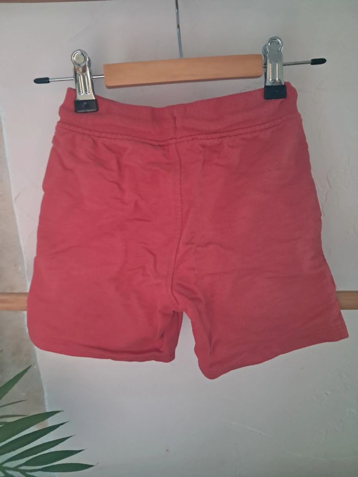 Short rouge dpam 4 ans parfait état - photo numéro 3