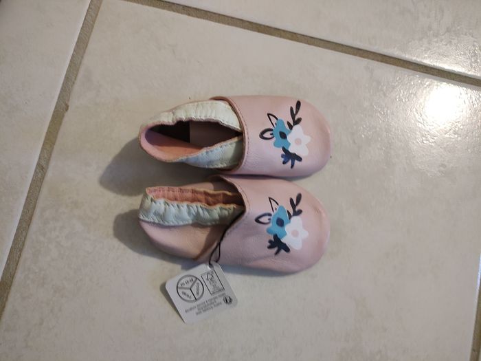 Chaussons simili cuir bébé rose neuf
