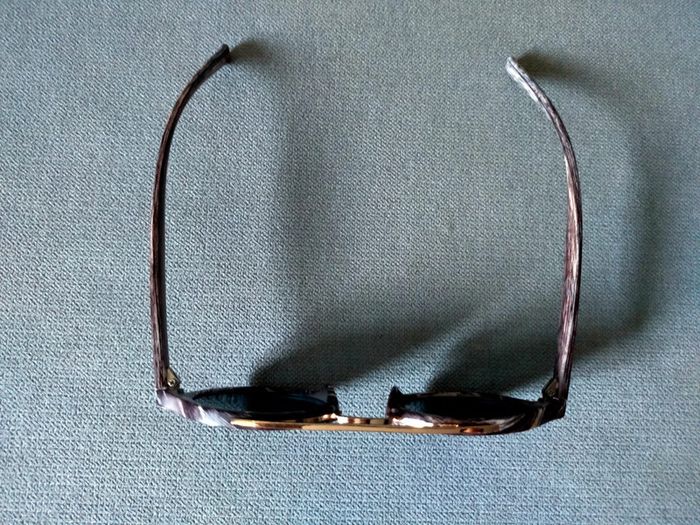 Lunettes de soleil style bois + barre dorée - photo numéro 3