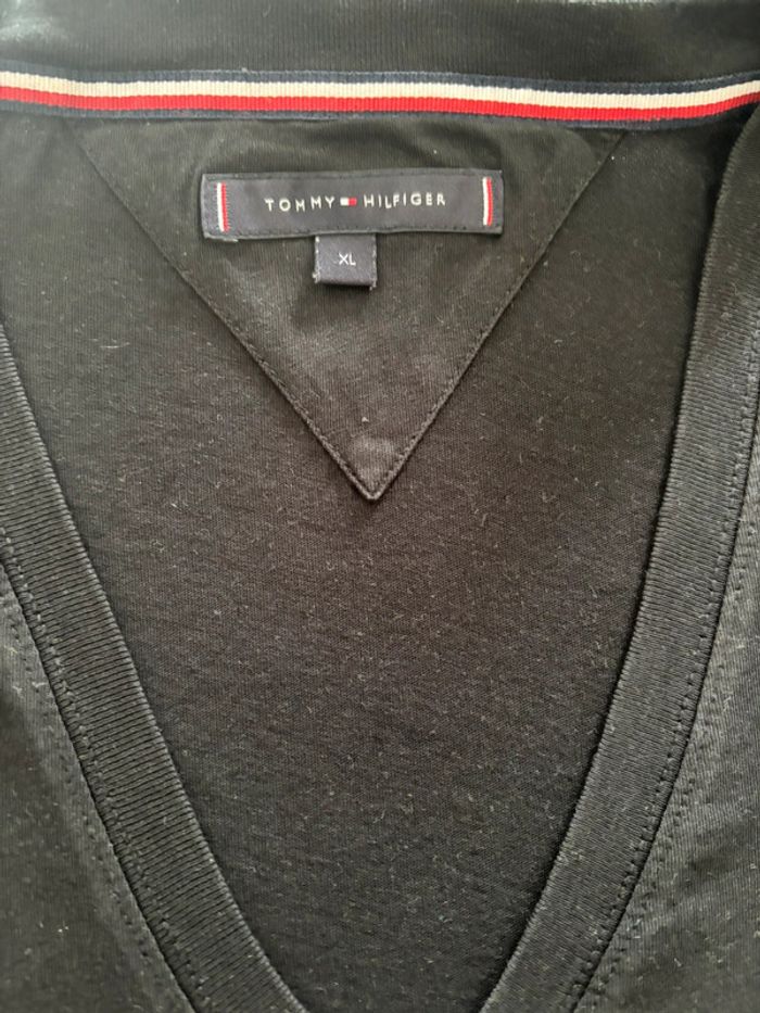 Tee shirt noir col V Tommy Hilfiger taille XL - photo numéro 3