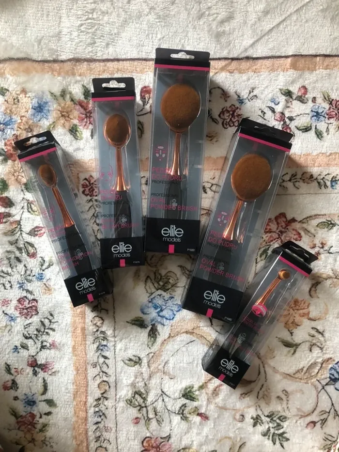 Lot de brosses pinceaux de maquillage neuf dans l’emballage