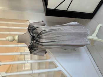 Tunique Liu Jo beige à motifs noirs en forme de bijoux au niveau du col 