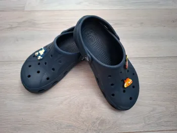 Crocs bleu J3 avec 3 déco de la photo.