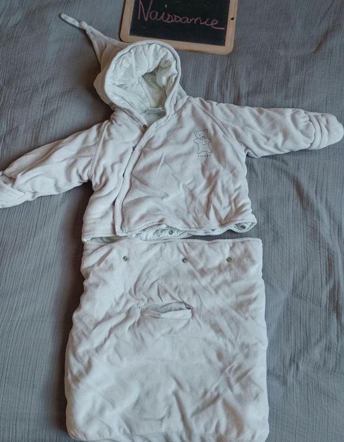 Nid d ange combinaison toute douce 0-3 mois en très bon état. Avec trou pour Cosi 😊