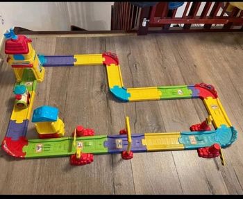 Circuit Tut Tut bolides vendu avec train qui ne fonctionne plus