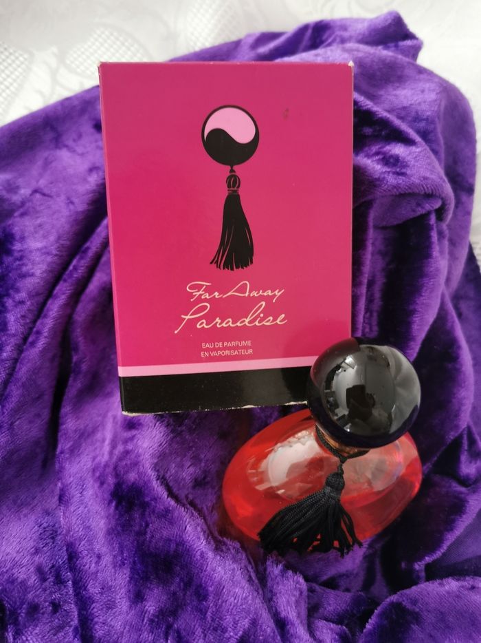 Parfum Far Away Paradise. Avon