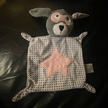 DOUDOU PLAT LAPIN GRIS BLANC ROSE ÉTOILES MASQUE IKKS 20CM