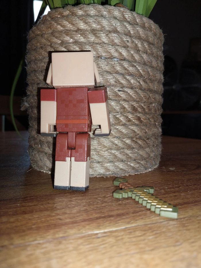 Figurine minecraft avec épée - photo numéro 2