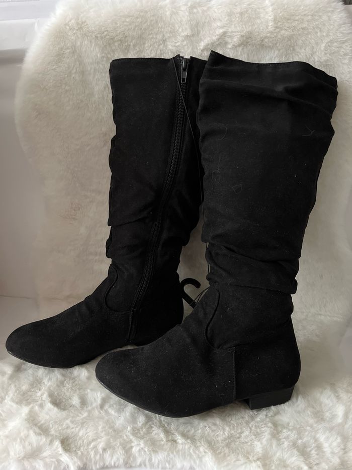 Bottes noires pointure 35 Talons 3 cm, matière effet daim, fermeture éclair - photo numéro 2