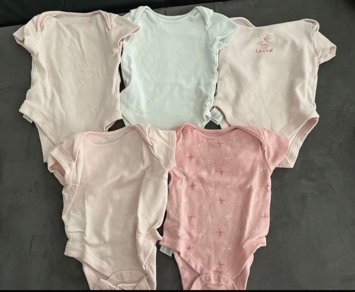 Lot  de 5 body bébé ( fille )