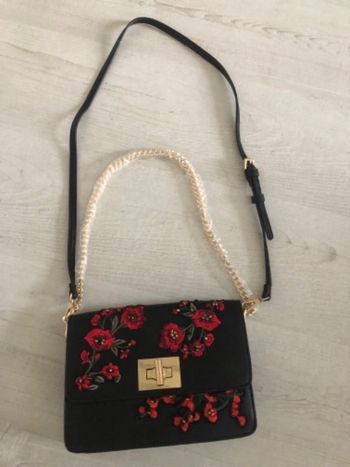 Sac à main MANGO à bandoulière noir et broderies rouges NEUF