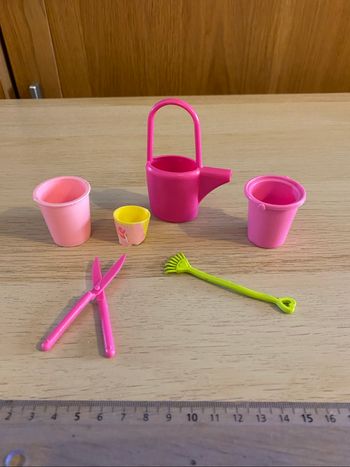 Accessoires poupée Barbie Mattel seau arrosoir jardin jardinage