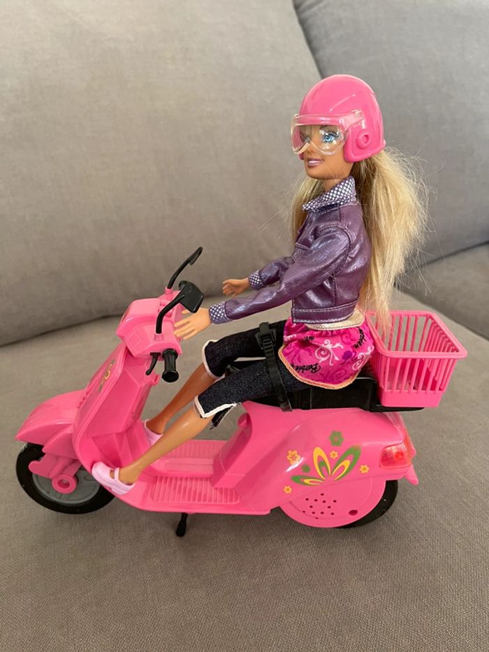 Barbie et scooter