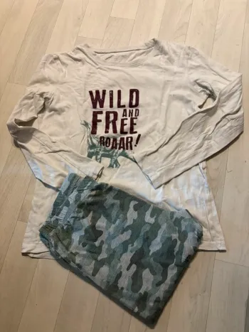 Pyjama in extenso 12 ans motif dinosaure très bon état