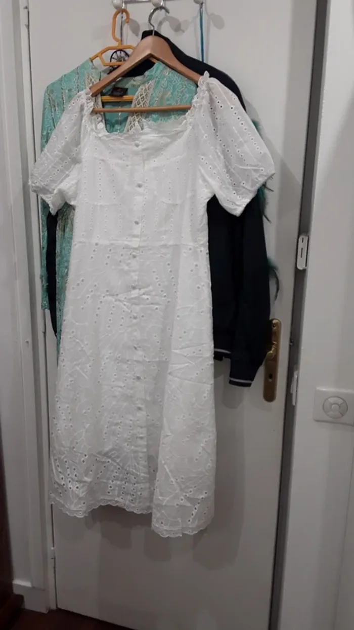 Superbe robe blanche avec broderies neuve avec étiquette