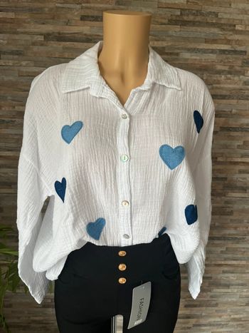 Chemise blanche gaz de coton et coeurs brodés