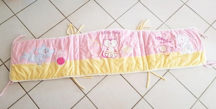 tour de lit roses et jaunes les chatounets