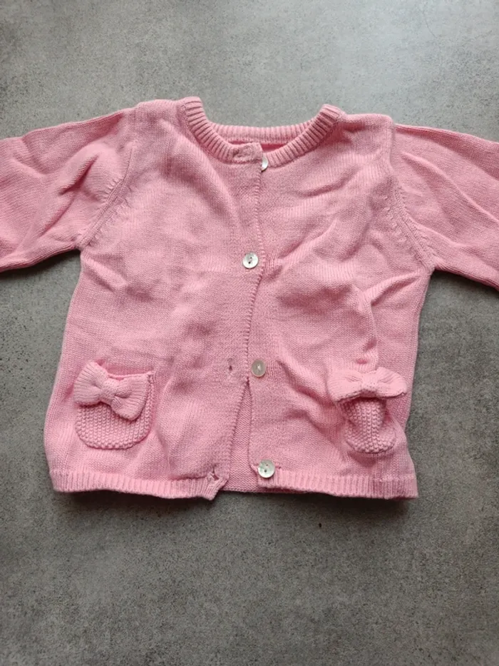 Gilet rose sans étiquette poches noeuds 3 mois
