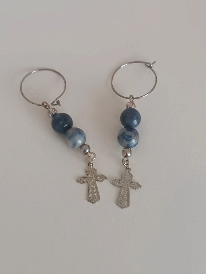 Boucle d'oreille croix avec véritable pierre