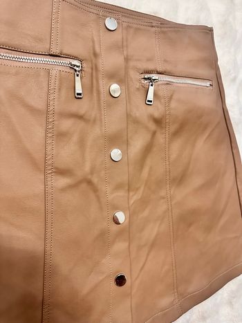 Jupe simili cuir camel taille  M – coupe trapèze boutons & zips ✨