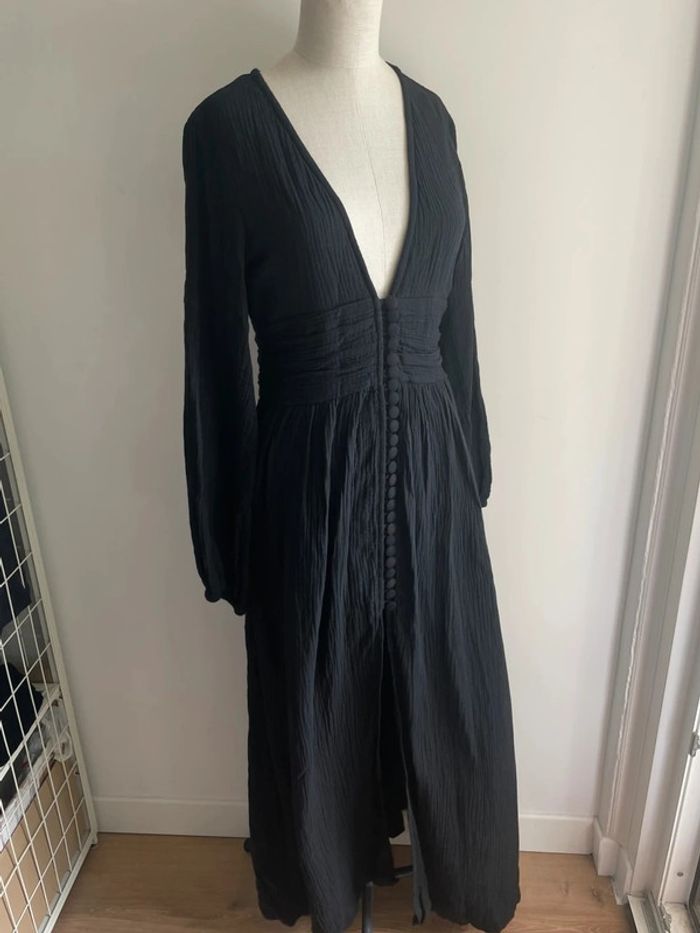 Robe longue fluide en gaze de coton noire signée Cinta Bali.