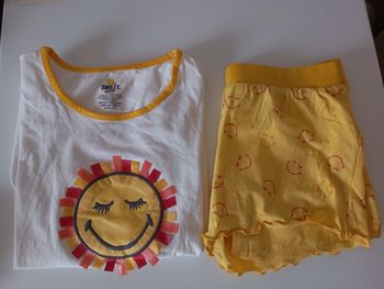 Ensemble de nuit, plage ou autre. 10 ans . Short et tee shirt. Blanc et jaune . Coton . État neuf
