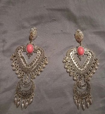 Paire de boucles d'oreille argentées et rose