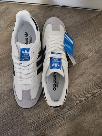 Adidas Samba blanches/noires- Taille 38
- Neuves avec étiquette
8. Neuf avec étiquette .