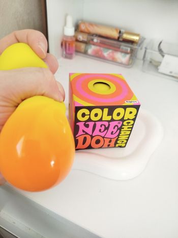 Balle anti stress squishy Color change NeeDoh jaune 